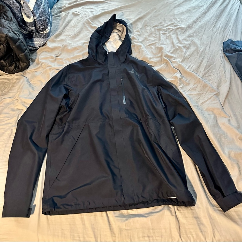 Men’s L North Face rain jacket navy blue